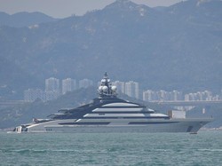 Kapal Pesiar Canggih Rusia Dibiarkan AS dan Iran Lewat Hormuz