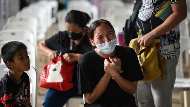 Sejumlah saksi mata membeberkan detik-detik horor penembakan massal di tempat penitipan anak di Na Klang, Thailand, yang menewaskan 38 orang pada Kamis (6/10).