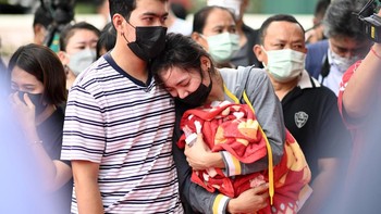 FOTO: Tangis Keluarga Korban Penembakan Brutal di Thailand