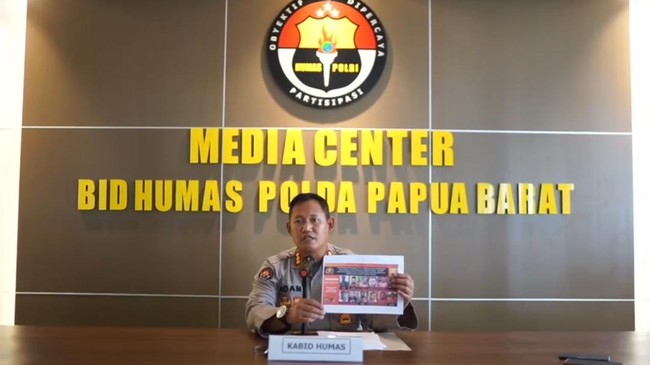 Dua polisi Papua Barat yang menjilat kue ulang tahun untuk TNI divonis Pemberhentian Tidak Dengan Hormat (PTDH) lewat sidang etik.