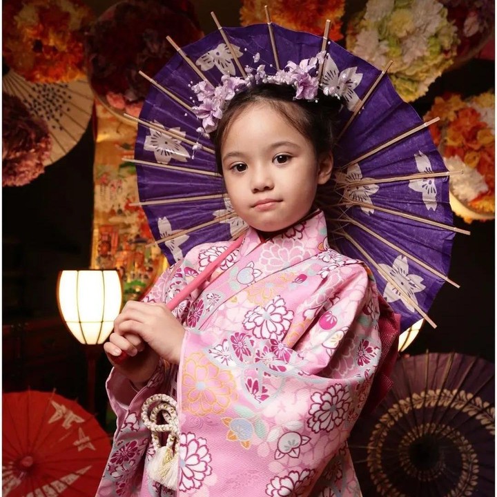<p>Gempi juga terlihat cantik dengan balutan kimono berwarna pink nih, Bunda. Kepalanya pun dihiasi headpiece yang membuatnya semakin terlihat menggemaskan. (Foto: Instagram: @gempiiita)</p>