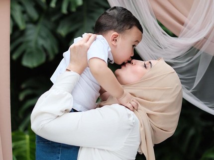 7 Potret Zaskia Sungkar & Ukkasya, Sweet Banget Sampai Bikin Irwansyah Terharu