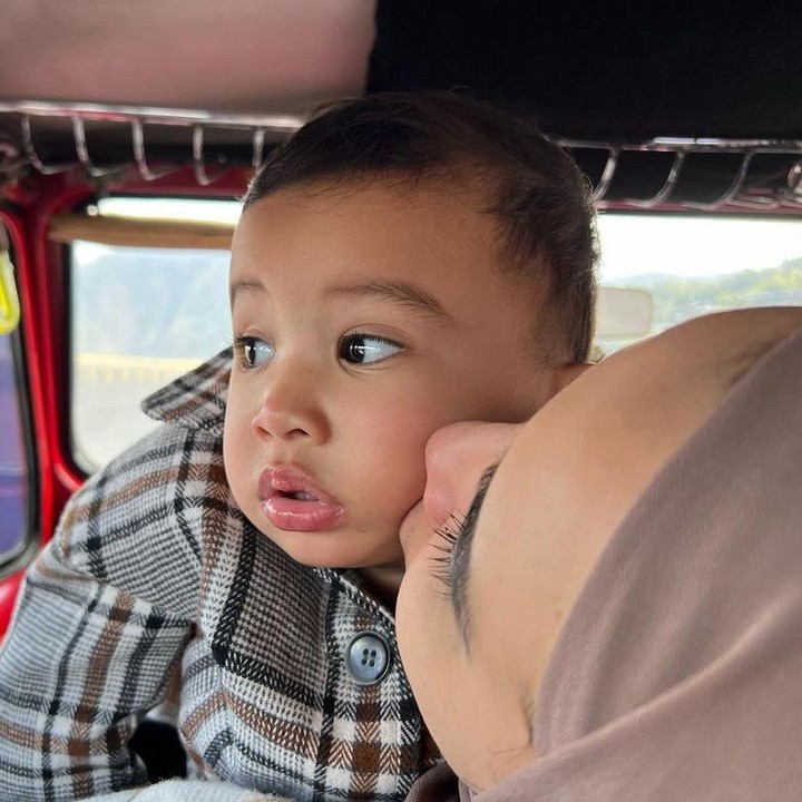 <p>Ada sebuah foto yang membuat Irwansyah terharu nih, Bunda. "Aku ngelihat cintanya Kia ke Ukkasya yang dalem banget. Jadi ingat Mama kalau lagi natap mata aku sebegitu dalamnya MasyaAllah semoga Mama tenang di sisi Allah," tulis Irwansyah pada akun Instagram-nya. (Foto: Instagram: @irwansyah_15)</p>