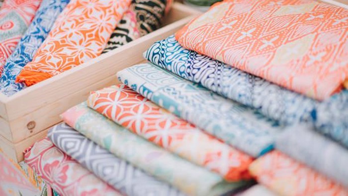 Bukan Cuma Indonesia, 5 Negara di Dunia Ini pun Punya Corak Batik Sendiri!