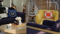 <p>Selama masa pandemi, seluruh masyarakat dianjurkan untuk tetap berdiam di rumah. Selama berdiam di rumah, bukan berarti tidak bisa menjalani aktivitas, Bunda. Melaney Ricardo dan sang suami, Tyson, merenovasi rumahnya menjadi lebih berwarna, lho. (Foto: YouTube Melaney Ricardo)</p>