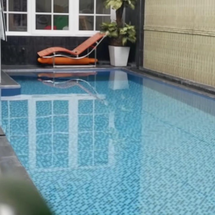 <p>Di halaman belakangnya itu, Melaney juga menyediakan fasilitas kolam renang yang cukup luas. Kolam renangnya ini sering digunakan oleh anaknya berlatih renang, lho, Bunda. (Foto: YouTube Melaney Ricardo)</p>