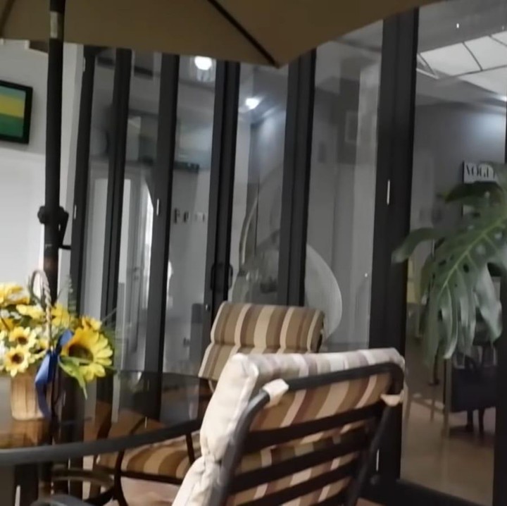 <p>Bersantai di teras belakang rumah di pagi dan sore hari adalah waktu yang tepat. Melaney menambahkan kursi dengan bantal yang nyaman di terasnya tersebut. Tak hanya itu, dia pun melengkapi terasnya dengan beberapa tanaman kesayangannya. (Foto: YouTube Melaney Ricardo)</p>