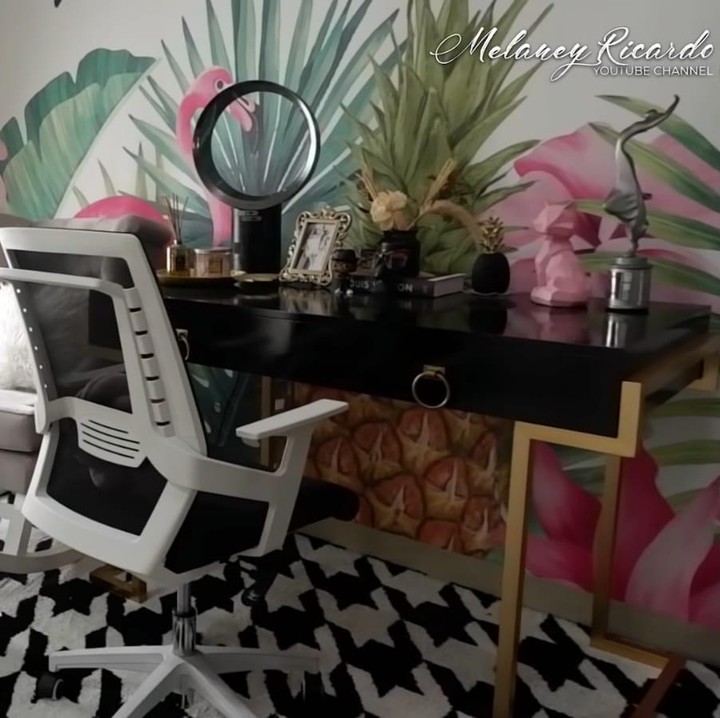 <p>Ruangan yang sebelumnya adalah kamar anak pertamanya, Chloe, ia rombak juga menjadi ruang kerja. Cantik sekali ruang kerja Melaney, ya, Bunda. (Foto: YouTube Melaney Ricardo)</p>
