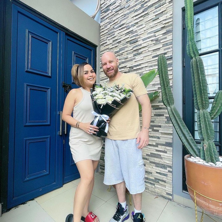 <p>Kini, rumah pasangan artis yang satu ini tampak semakin bagus dengan tampilan warna-warna cerah yang menarik perhatian, ya, Bunda. (Foto: YouTube Melaney Ricardo)</p>