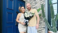 <p>Kini, rumah pasangan artis yang satu ini tampak semakin bagus dengan tampilan warna-warna cerah yang menarik perhatian, ya, Bunda. (Foto: YouTube Melaney Ricardo)</p>