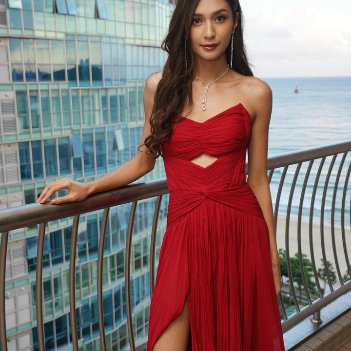 <p>Saat berjalan di red carpet BIFF 2022, Mikha juga mengenakan perhiasan berupa kalung dan anting berlian untuk melengkapi penampilannya. (Foto: Instagram/miktambayong)</p>