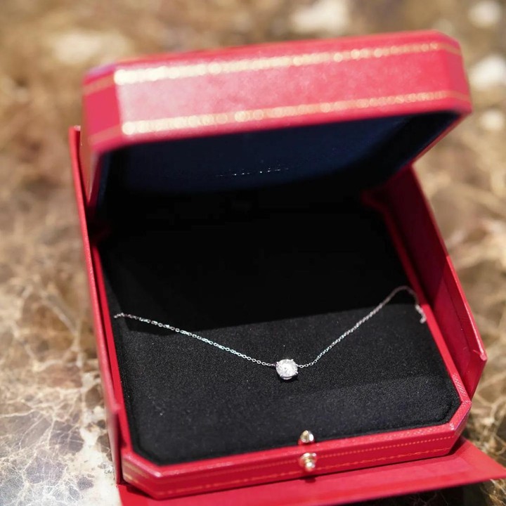 <p>Saat Tingjing, calon mempelai pria yang memberikan kalung pada calon mempelai wanita. Inilah kalung yang Jess berikan kepada Sisca sebelum nanti melanjutkan pemberian seserahan pada Sangjit. (Foto: Instagram/jessnolimit)</p>