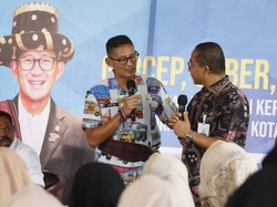Sandiaga Uno Tampil Nyentrik Berkemeja Motif Tulisan Nyeleneh ala Bokong Truk