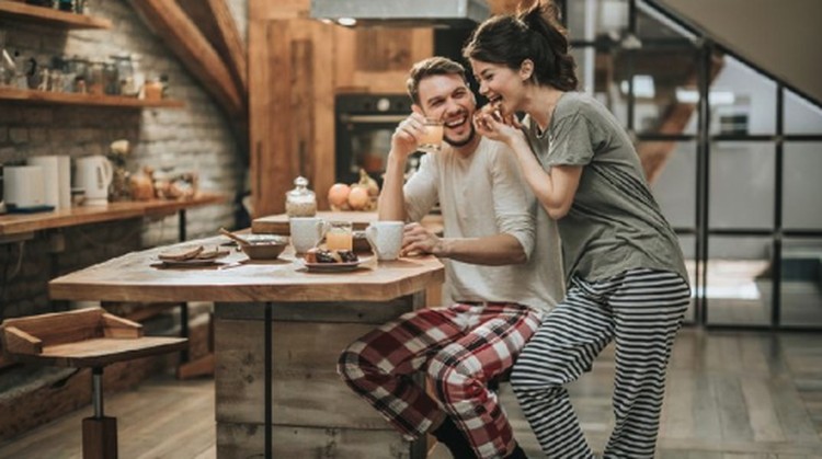 TIPS LAKUKAN SEKS DI ATAS KURSI Coba posisi seks di atas kursi untuk variasi gaya bercinta bersama suami. Langsung eksekusi malam ini, Bunda!