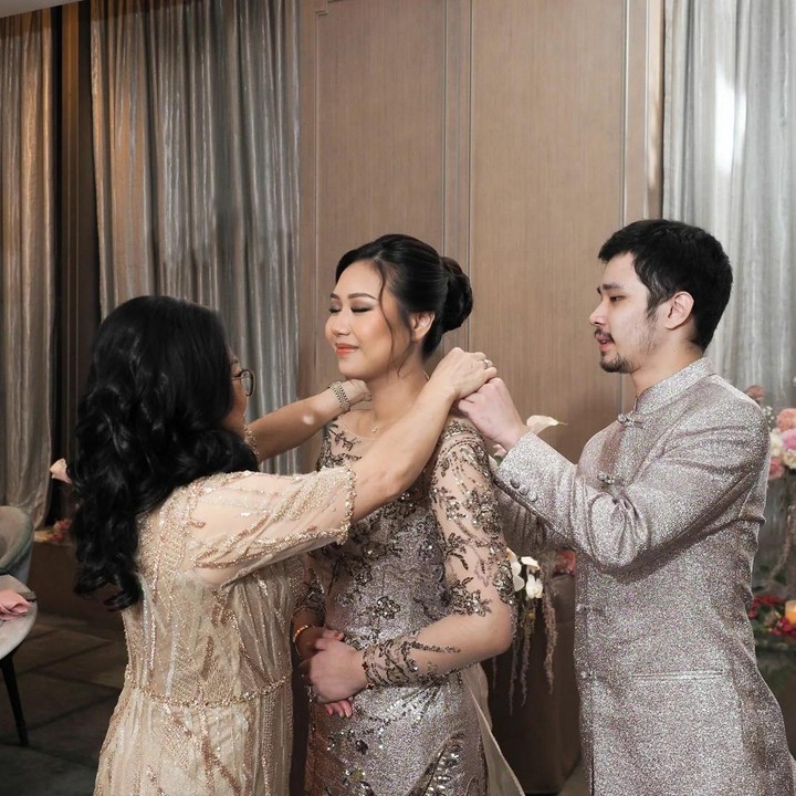 <p>Sisca Kohl dan Jess No Limit sudah bertunangan secara resmi melalui tradisi adat Tionghoa yaitu Tingjing sejak 10 Agustus 2022, Bunda. Keduanya baru saja membagikan momen tunangan di media sosial. (Foto: Instagram/jessnolimit)</p>