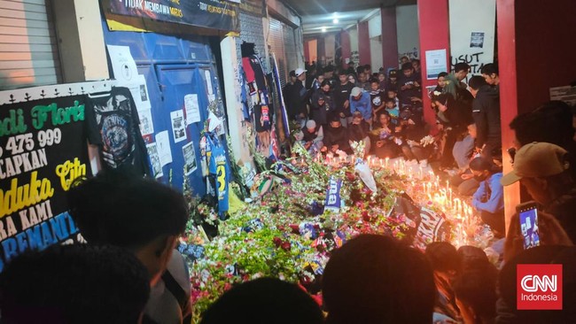 Ribuan Aremania melantunkan doa satu jiwa untuk ratusan korban nyawa di Stadion Kanjuruhan, Malang, Jumat (7/10).