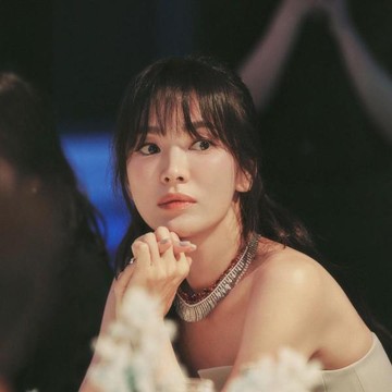 img-title Potret Terbaru Song Hye Kyo Saat Menghadiri Event Chaumet di Paris, Gayanya Bikin Fans 'Nostalgia'