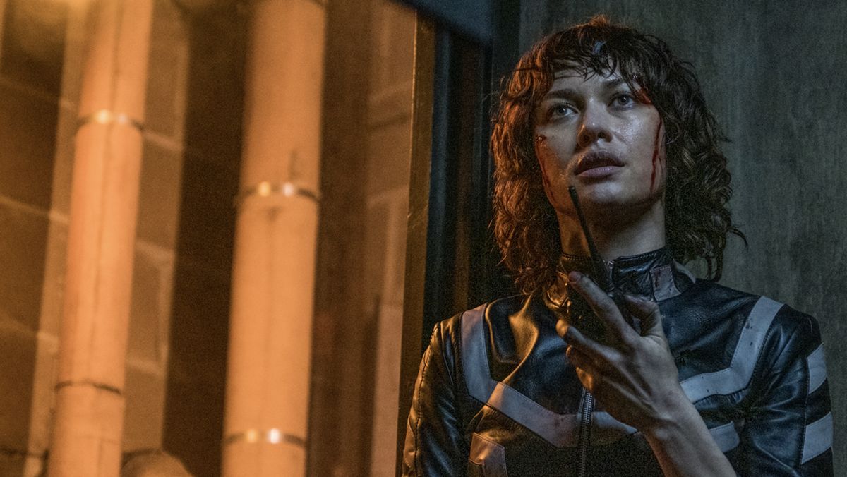 Eri oz xotini bilan korpa ostidagi jinsiy aloqani videoga oldi. Qizlar eshakda va ogizda sikishadi