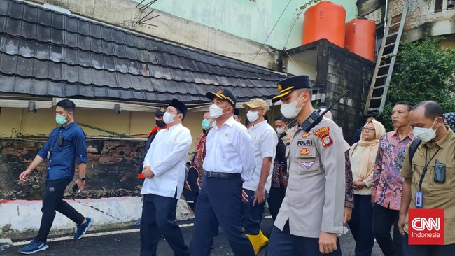 Menko PMK Muhadjir dan Menag Yaqut meninjau langsung bangunan MTsN 19 Jakarta yang salah satu temboknya rubuh dan menewaskan tiga siswa saat banjir.
