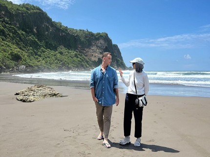 Zaskia Adya Mecca Klarifikasi Hubungannya dengan Dave The Moffatt, Ternyata..