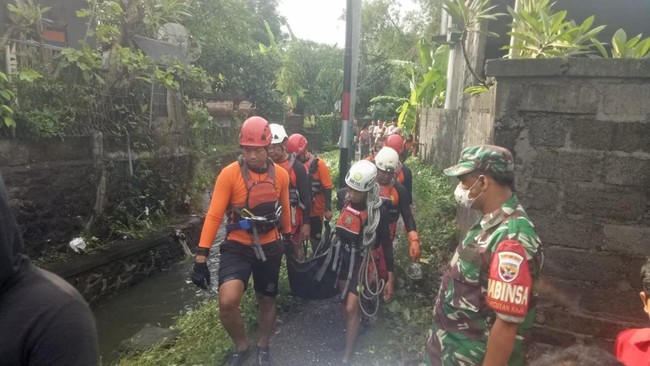 Motor yang dikendarai korban mati dan terseret arus banjir di jembatan Jalan Bung Tomo, Denpasar Utara. Salah satu korban hilang dan ditemukan meninggal dunia.