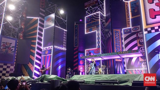 Band metal asal Garut, Voice of Baceprot (VoB), tampil memukau di hari kedua Synchronize Festival 2022.