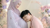 <p>Di tengah masa-masa ini, Anisa dan suami pun mengabadikan momen kehamilan tersebut lewat maternity photoshoot. (Foto: Instagram @anisarahma_12 dan @ananditodwis)<br /><br /><br /></p>