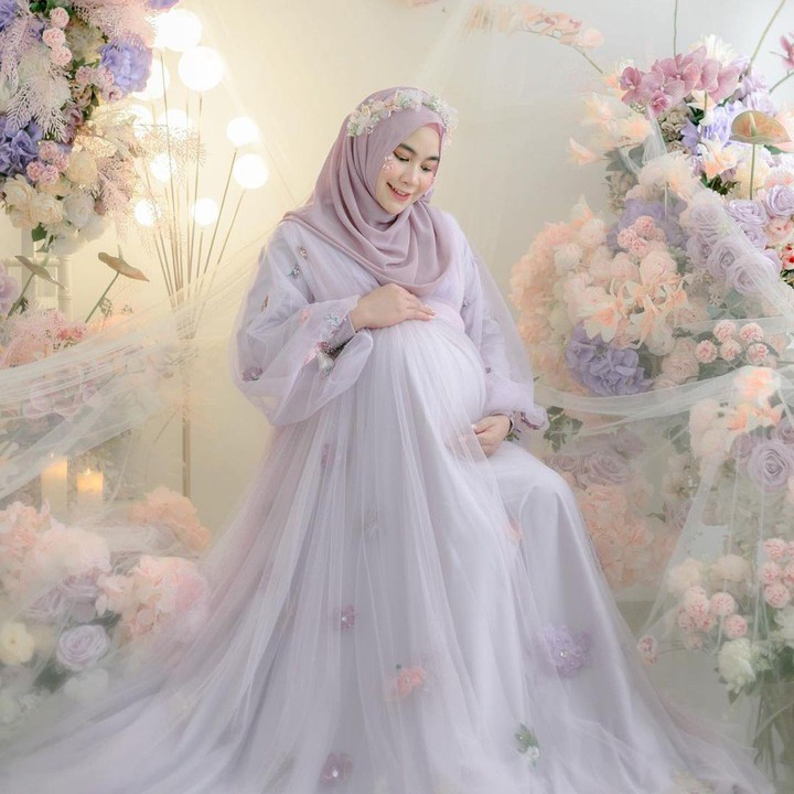 <p>Ada hal yang menjadi perhatian utama nih, Bunda. Dalam pemotretan ini, Anisa terlihat semakin cantik dan glowing. Sang suami pun seperti membocorkan bahwa anak mereka berjenis kelamin perempuan. "Anaknya kayanya cewek cewek yah ? Soalnya ibunya cantiikkk bgttt," tutur Anandito Dwi melalui akun @ananditodwis. (Foto: Instagram @anisarahma_12 dan @ananditodwis)<br /><br /><br /></p>