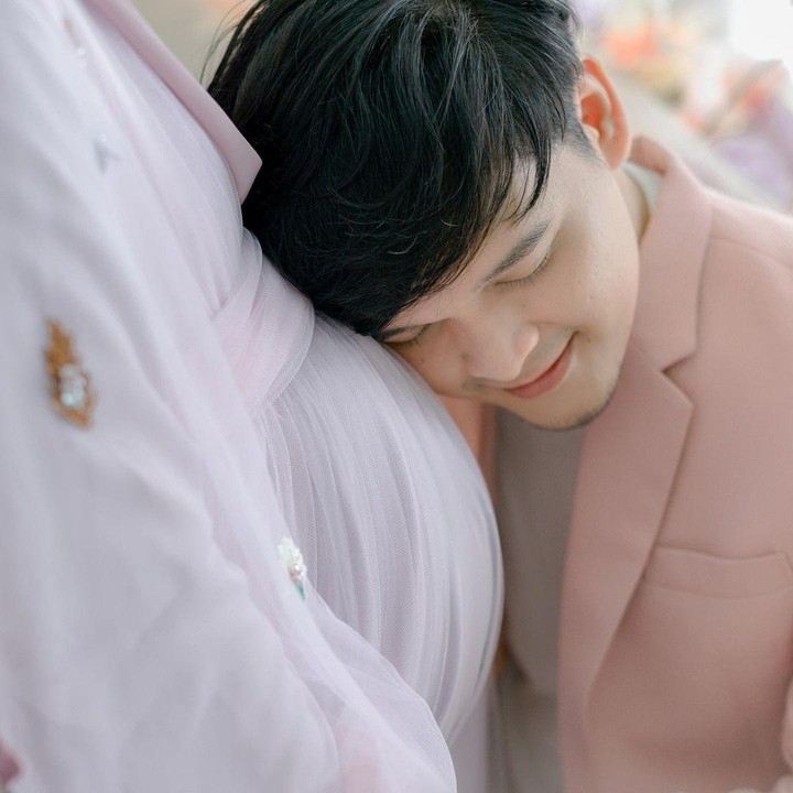 <p>Saat ini, kehamilan eks member Cherrybelle tersebut sudah memasuki trimester ketiga. Kini usia kehamilan Anisa sudah sudah 35 minggu, Bunda. (Foto: Instagram @anisarahma_12 dan @ananditodwis)<br /><br /><br /></p>