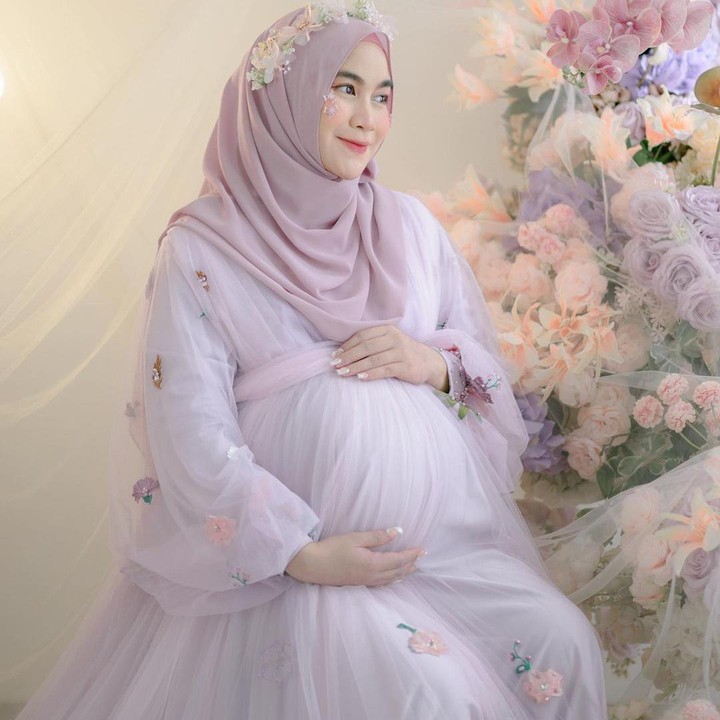 <p>Kata Anisa, ada perjuangan yang dilakukan untuk melakukan photoshoot di usia kehamilannya tersebut. "Alhamdulillah udah di 35 weeks kehamilan.. perjuangan jg nih Photoshoot Maternity disaat perut udh makin besar," tuturnya, dikutip dari akun @anisarahma_12. (Foto: Instagram @anisarahma_12 dan @ananditodwis)<br /><br /><br /></p>