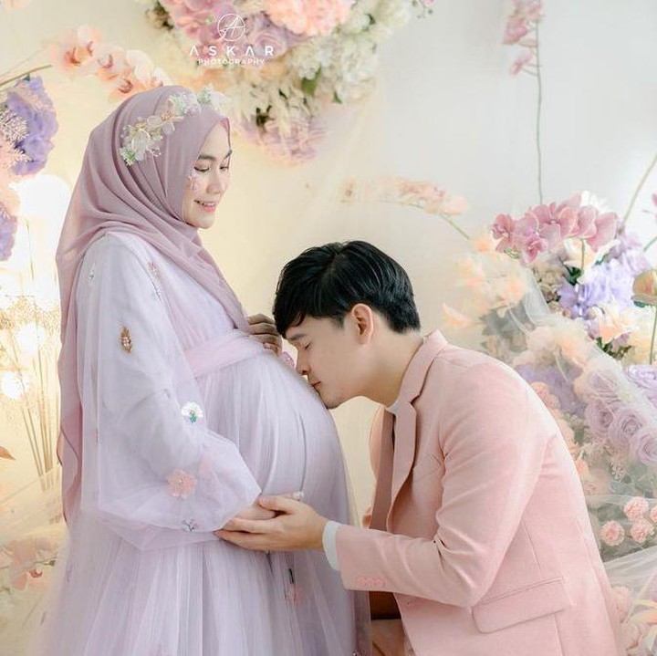 <p>Bagaimana potret maternity Anisa dan sang suami, Bunda? Kita doakan, semoga kehamilan dan persalinan Anisa berjalan lancar, ya. (Foto: Instagram @anisarahma_12 dan @ananditodwis)</p>