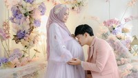 <p>Bagaimana potret maternity Anisa dan sang suami, Bunda? Kita doakan, semoga kehamilan dan persalinan Anisa berjalan lancar, ya. (Foto: Instagram @anisarahma_12 dan @ananditodwis)</p>