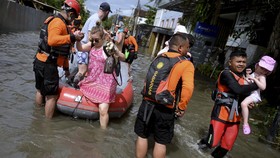 img-title FOTO: Ratusan Turis Dievakuasi Imbas Banjir di Bali