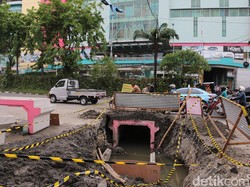 Simak Rek! Ada Proyek Saluran Air, Jalan Dupak Diberlakukan Contra Flow
