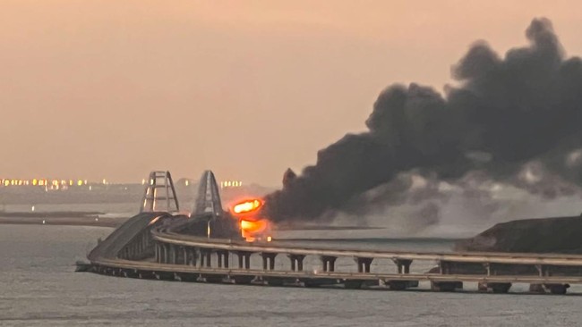 Jembatan Crimea-Rusia atau jembatan Kerch sebagian hancur usai sebuah truk yang mengangkut BBM diduga meledak di jembatan itu pekan lalu.