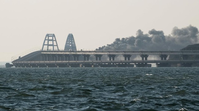 Setidaknya dua orang tewas setelah dua serangan menghantam jembatan Crimea yang menghubungkan wilayah itu dengan Rusia.