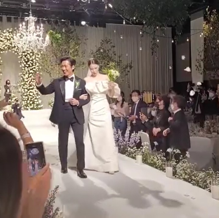 <p>Pernikahan keduanya berlangsung pada 7 Oktober 2022 lalu. Terlihat dari potret yang tersebar, momen bahagia keduanya dilangsungkan secara intimate karena hanya mengundang kerabat terdekat. (Foto: Instagram @choiyspd)<br /><br /><br /></p>