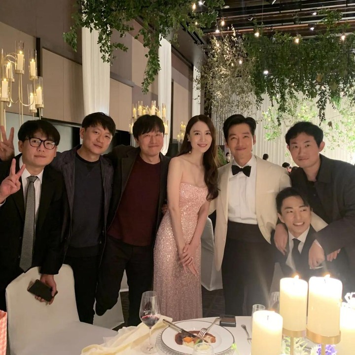 <p>Menurut berbagai sumber, pernikahan Nam Goong Min dan Jin Ah Reum juga dihadiri oleh beberapa rekan artis. Mulai dari Heechul Suju, Junho 2PM, Lee Je Hoon, hingga Han So Hee. (Foto: Instagram @choiyspd)<br /><br /><br /></p>
