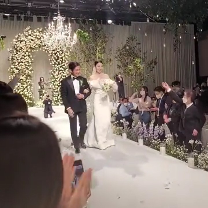 <p>Kabar gembiri datang dan dunia hiburan Korea Selatan, Bunda. Belum lama ini, pasangan selebrti Nam Goong Min dan Jin Ah Reum resmi menjadi pasangan suami istri. (Foto: Instagram @choiyspd)<br /><br /><br /></p>