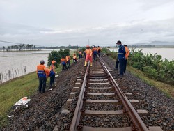 KA Argo Wilis Telat Imbas Gangguan, Bule Bagikan Penumpang Sekardus Mie Instan