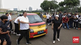 Bertemu di Monas, Airlangga Beri Puan Mobil Listrik Kuning-Merah G24