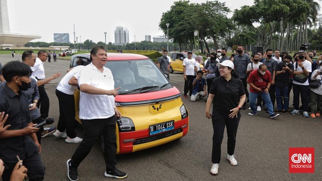 Ketua Umum Partai Golkar Airlangga Hartarto memberikan mobil listrik kepada Ketua DPP PDIP Puan Maharani.