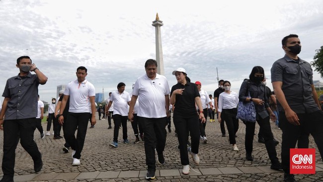 Ketua DPP PDI Perjuangan Puan Maharani dan Ketua Umun Partai Golkar Airlangga Hartarto saling berbalas pantun saat bertemu di kawasan Monas. 