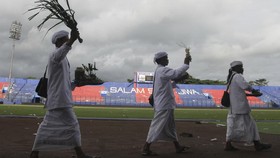 FOTO: Umat Hindu Jalani Ritual Pangruwating Bumi di Stadion Kanjuruhan