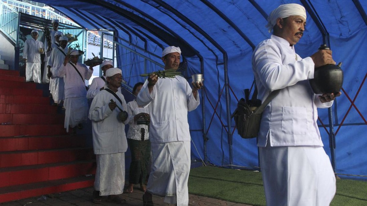 FOTO: Umat Hindu Jalani Ritual Pangruwating Bumi di Stadion Kanjuruhan