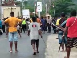 Horor Warga Manokwari Bawa Golok-Tutup Jalan Usai Keluarga Tewas Ditabrak