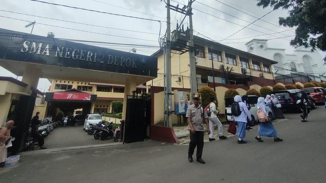 Foto siswa Rohani Kristen yang duduk di selasar ternyata bukan didiskriminasi, namun menunggu pintu ruangan dibuka oleh petugas kebersihan yang membawa kunci.