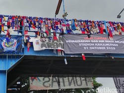Duka Kanjuruhan, Ratusan Syal Arema Diikat di Jembatan Penyeberangan Malang