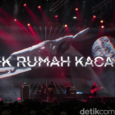 Lirik Lagu Di Udara - Efek Rumah Kaca