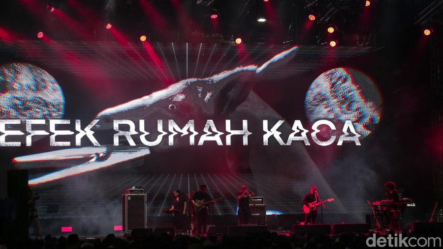 Grup musik Efek Rumah Kaca tampil pada hari pertama Synchronize Fest 2022 di Gambir Expo Kemayoran, Jakarta, Jumat (7/10/2022). Dalam penampilannya ini, Efek Rumah Kaca membawakan sejumlah lagu seperti Desember, Seperti Rahim Ibu, Melankolia dan sejumlah lagu mereka yang populer.